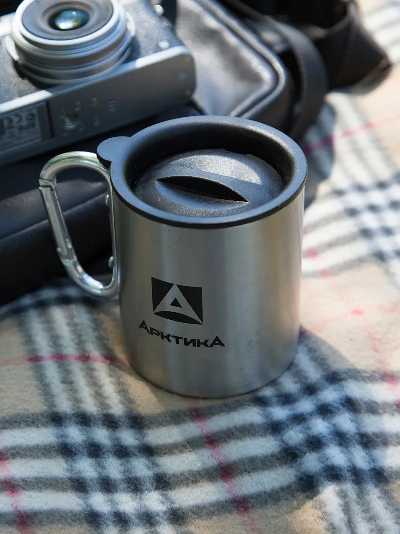 Кружка-термос ARCTICA с карабином — качественный термос для походов, туризма и активного отдыха