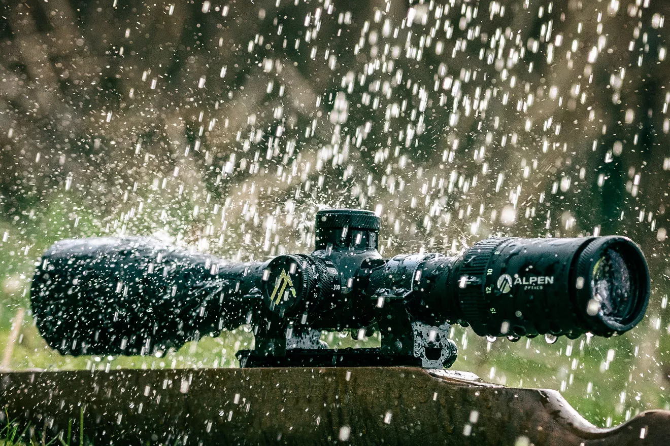 ALPEN riflescope in heavy rain – waterproof and mounted on a hunting rifle